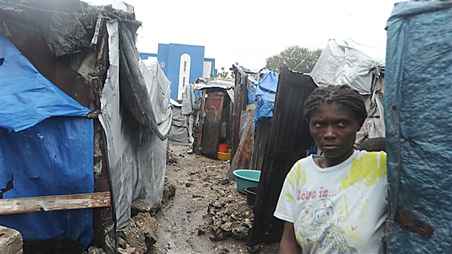 Los haitianos continúan viviendo en campamentos provisionales cerca de Puerto Príncipe.