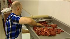 Un boucher dans un commerce de viande à Edmonton