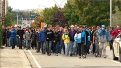 De jeunes rimouskois marchent pour la recherche contre le cancer. De jeunes rimouskois marchent pour la recherche contre le cancer.