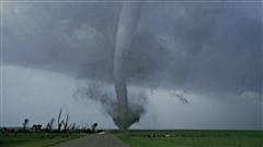 Une tornade frappe. Une tornade frappe.