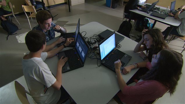 Des élèves devant leurs ordinateurs
