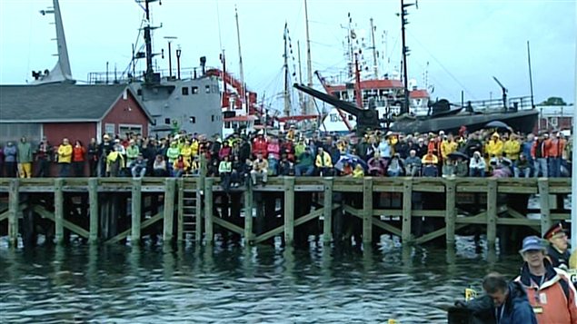 Des milliers de personnes ont assisté à la remise à l'eau du Bluenose II.