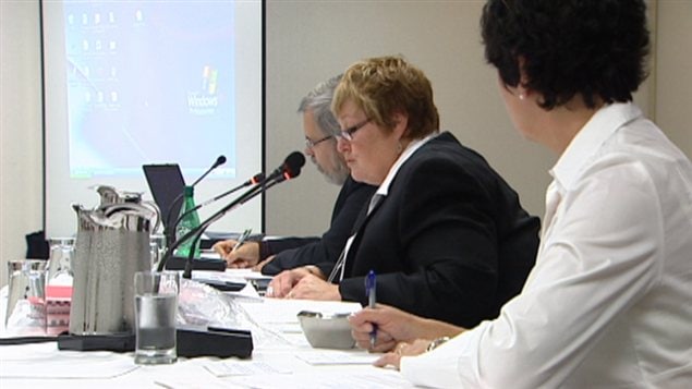 Marie-France Kenny (centre) lors de la réunion à Ottawa