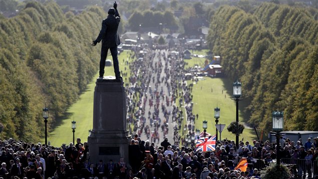 Les orangistes défilent devant le palais de Stormont, siège de l'Assemblée nord-irlandaise.