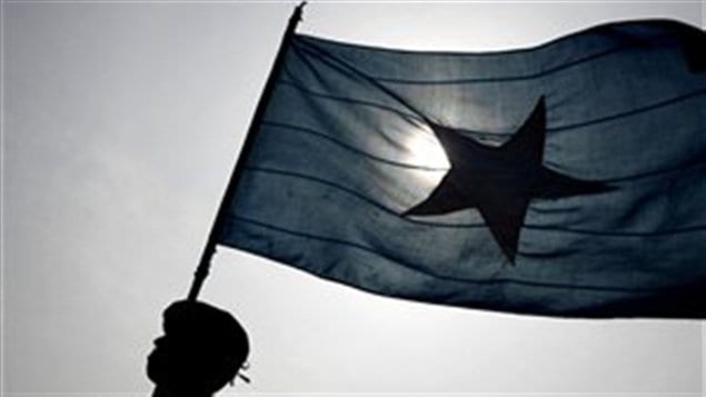 Un policier brandissant le drapeau de la Somalie
