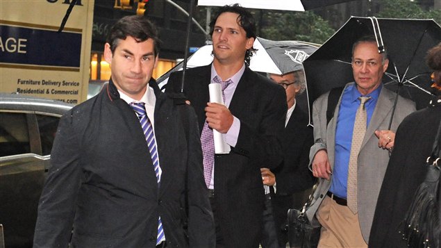 Le conseiller Matthew Schneider, l'attaquant Ron Hainsey des Jets de Winnipeg et le conseiller Steve Fehr