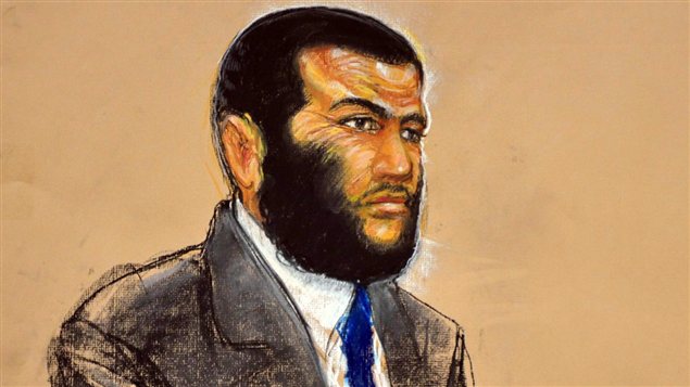 26 octobre 2010 : Omar Khadr écoute le témoignage du Dr Wellner lors d'une commission sur les crimes de guerre, à Guantanamo.