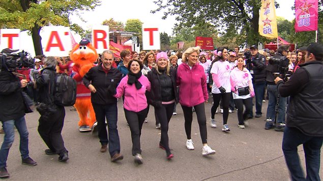 La porte-parole de la Course à la vie, Mitsou, était présente lors de la marche à Montréal.