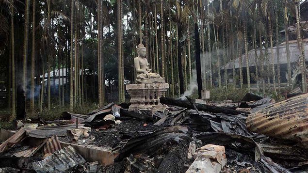 Une statue de bouddha au milieu des ruines du temple Lal Ching incendié à Ramu, à quelque 350 kilomètres de la capitale Dacca.