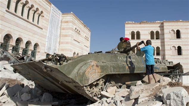 Un char abandonné par les soldats à Azaz, dans le nord de la Syrie.