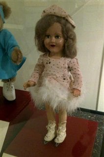 La poupée Barbara Ann Scott, exposée à l'hôtel de ville d'Ottawa.