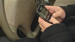 Une personne texte en conduisant.