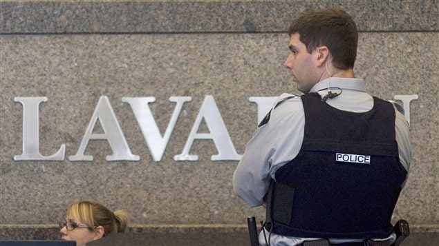 Un policier de la GRC lors d'une perquisition ayant eu lieu le 13 avril 2012 aux bureaux montréalais de l'entreprise SNC-Lavalin.