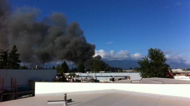 Fumée causée par un feu dans un secteur industriel près de Port Kells, en Colombie-Britannique