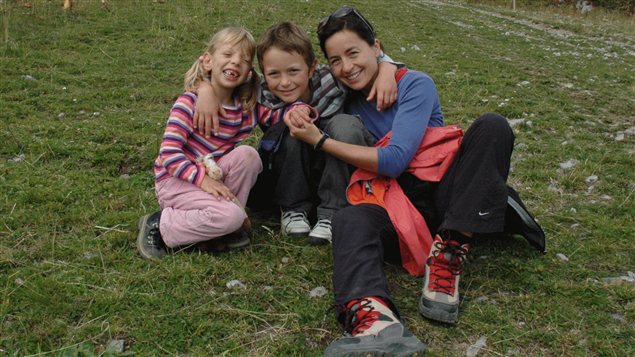 Alphée avec son frère Colin et sa mère Laure Waridel