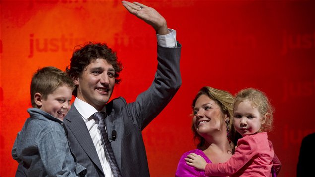 Le d�put� lib�ral Justin Trudeau annonce qu'il se lance officiellement dans la course � la direction du PLC, en compagnie de sa femme et de ses enfants.