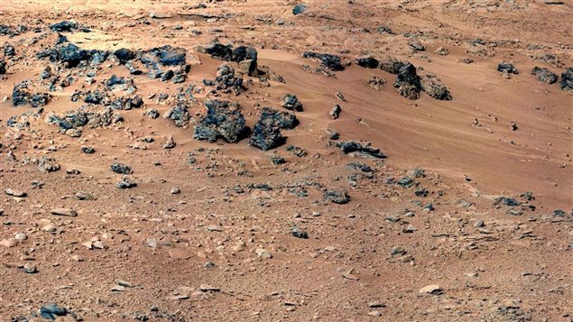 Une image du sol martien transmise par le robot Curiosity le 28 septembre, peu avant son arrivée au site où il doit prendre son premier échantillon de sol