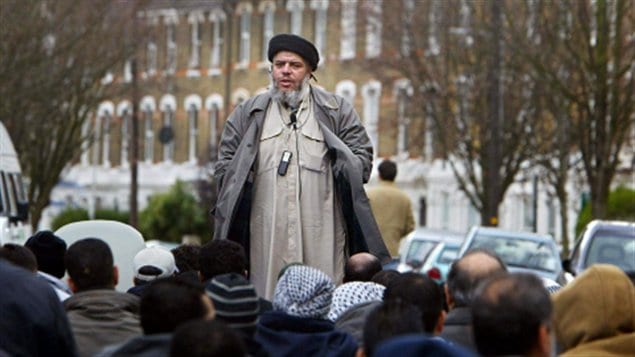 L'imam Abou Hamza s'adresse à des fidèles devant une mosquée du nord de Londres en 2004.