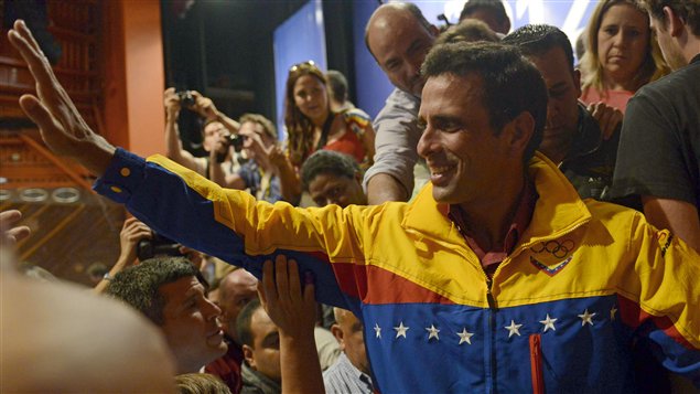Le candidat Henrique Capriles salue ses partisans après avoir appris sa défaite à l'élection présidentielle du Venezuela.