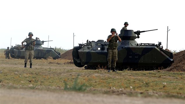 Des soldats turcs massés à Akçakale, un village situé à la frontière avec la Syrie.