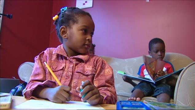 Des enfants de la famille Ntirahava à Surrey