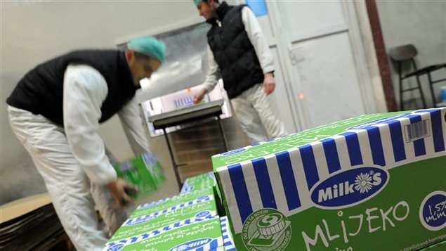 Des travailleurs dans une usine de lait près de Sarajevo.