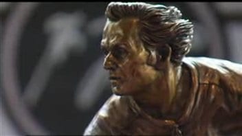 Une réplique du bronze de Guy Lafleur
