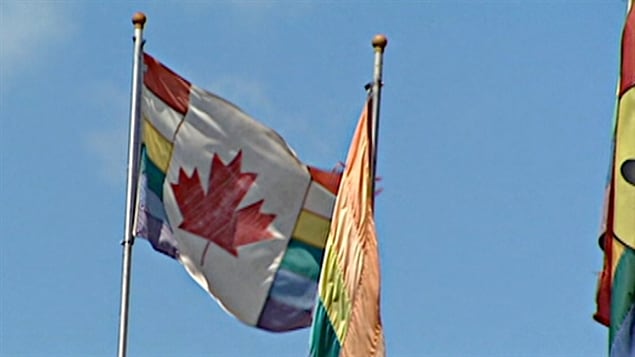 Le drapeau du Canada aux couleurs de la communauté homosexuelle.