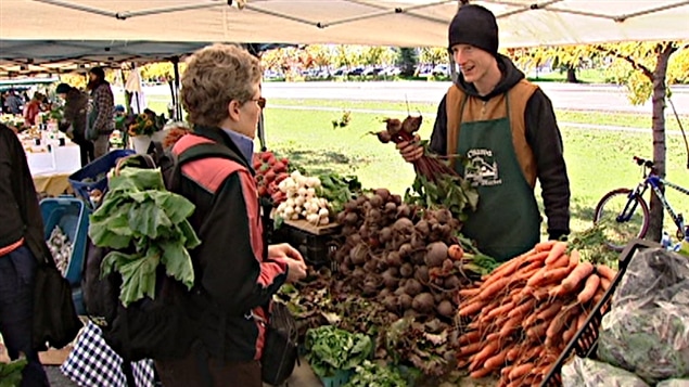 Un marché public à Ottawa la capitale du Canada qui se trouve dans la province de l'Ontario où les prix du panier d'épicerie sont les moins élevés au pays.