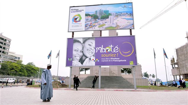 Gare centrale de Kinshasa : des affiches annoncent la tenue du Sommet de la Francophonie dans la capitale de la République démocratique du Congo du 12 au 14 octobre 2012.