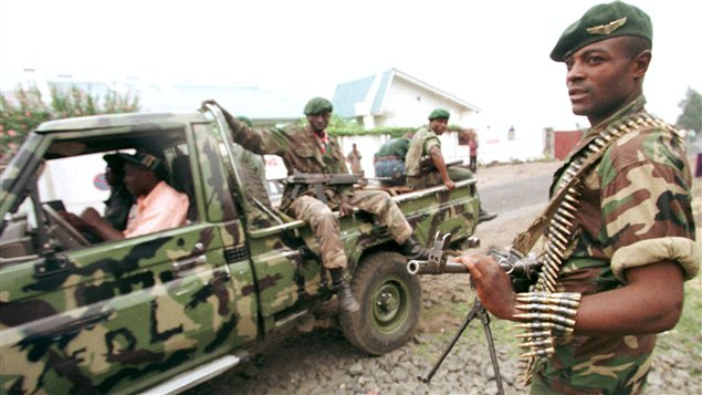 Les membres des forces rebelles au régime Kabila patrouillent une rue de Goma, dans l'est de la République démocratique du Congo