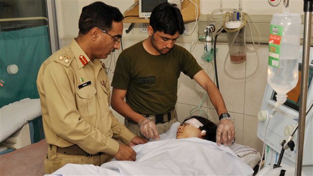 Des médecins militaires au chevet de Malala Yousufzai.