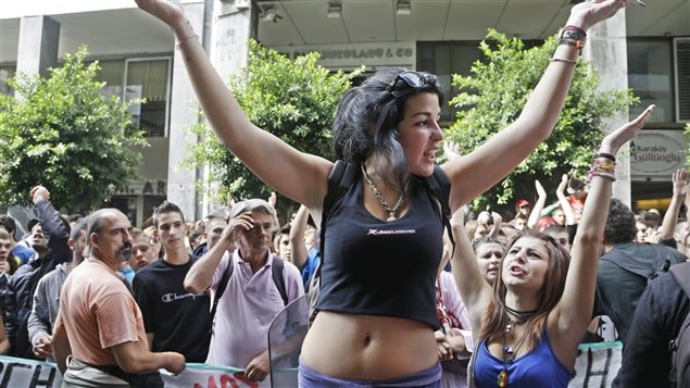 Des jeunes manifestent devant le ministère grec des Finances
