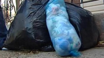 Des sacs de poubelles remplis
