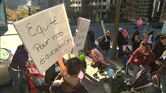 Des parents et des propriétaires de garderies du Québec ont pris part à la manifestation à Montréal.