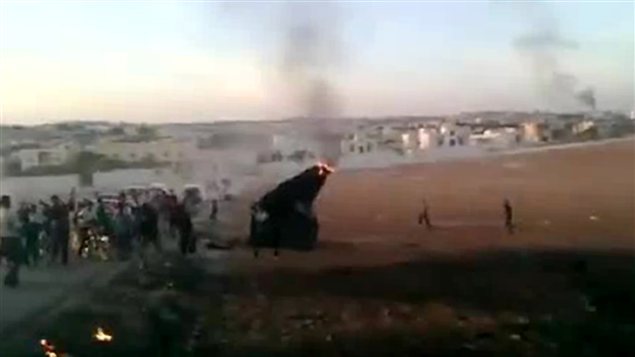 Une image tirée d'une vidéo YouTube montre ce que l'Observatoire syrien des droits de l'homme (OSDH) affirme être les restes d'un avion de combat du régime qu'auraient abattu les rebelles.