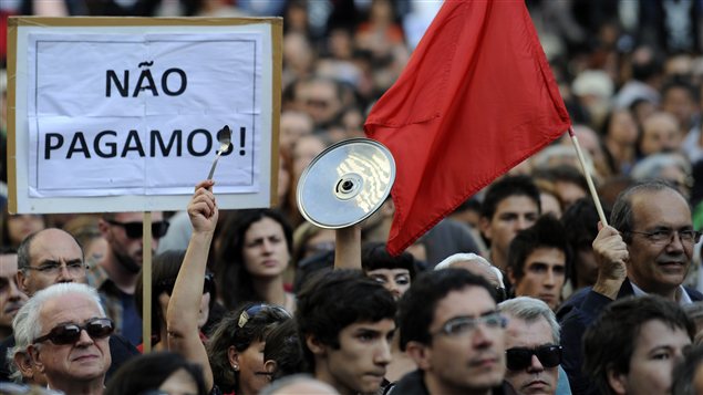 « Nous ne payons pas! », affirme une affiche brandie lors d'une manifestation anti-austérité à Porto, au Portugal.