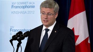 Stephen Harper en conférence de presse au Sommet de la Francophonie, dimanche à Kinshasa.