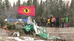 Les Innus de Uashat-Maliotenam ont dressé une barricade