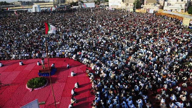 En octobre 2012, des milliers de personnes se sont rassemblées à Karachi pour soutenir Malala Yousufzai dans son combat pour la vie. Des prières ont aussi été prononcées à son intention dans des mosquées et des écoles de partout au Pakistan.
