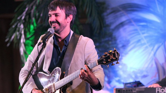 Le chanteur franco-ontarien Damien Robitaille en spectacle (archives).