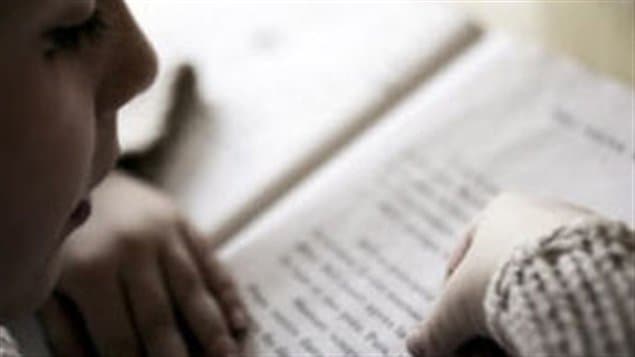 Un jeune garçon en apprentissage