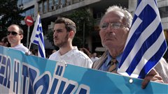 Des Grecs manifestent à l'extérieur du ministère des Finances à Athènes, le 17 octobre 2012, contre les mesures d'austérité. 