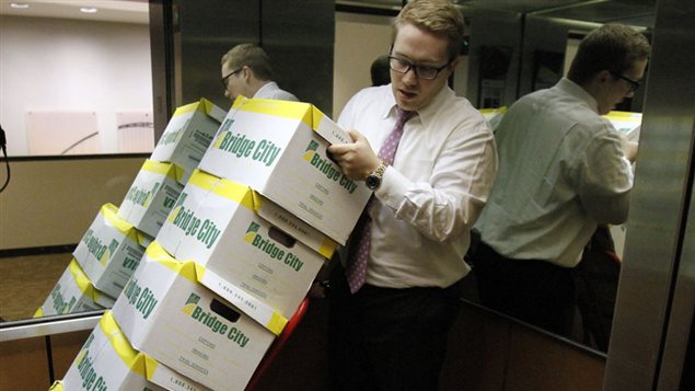 Le procureur Peter Janci se saisit des boîtes contenant les documents de Boy Scouts of America.