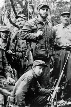 Fidel Castro (haut, centre) et Raul Castro (bas) en 1957 durant la guerre de guérilla menée contre le dictateur cubain Fulgencio Bastista.