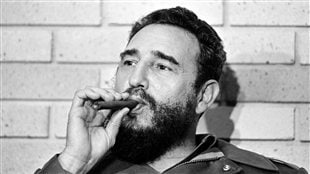 Fidel Castro en 1974, fumant le cigare