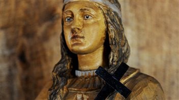 Statue de bois de Kateri Tekakwitha