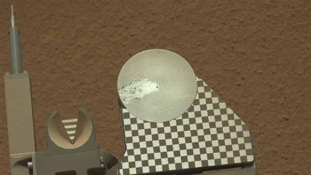 Le bras robotisé a déposé un échantillon de sol martien dans le plateau d'observation de Curiosity.