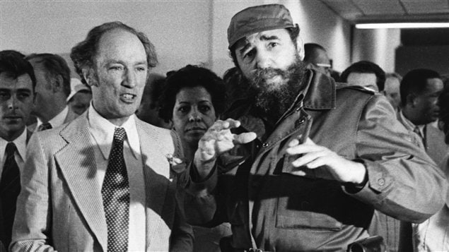 Le premier ministre canadien Pierre Elliott Trudeau rencontre Fidel Castro lors d'une visite à La Havane en 1976