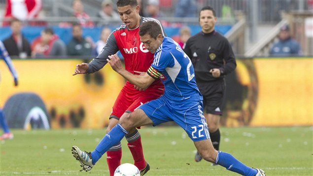 Luis Silva du Toronto FC et Davy Arnaud de l'Impact de Montréal dans la première demie du match présenté à Toronto